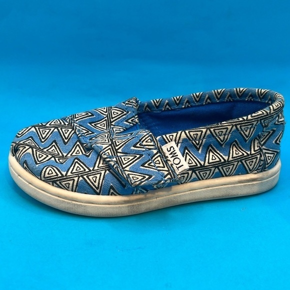Toms easy on velcro sneakers Toddler 6, blue and white chevron - Picture 1 of 5